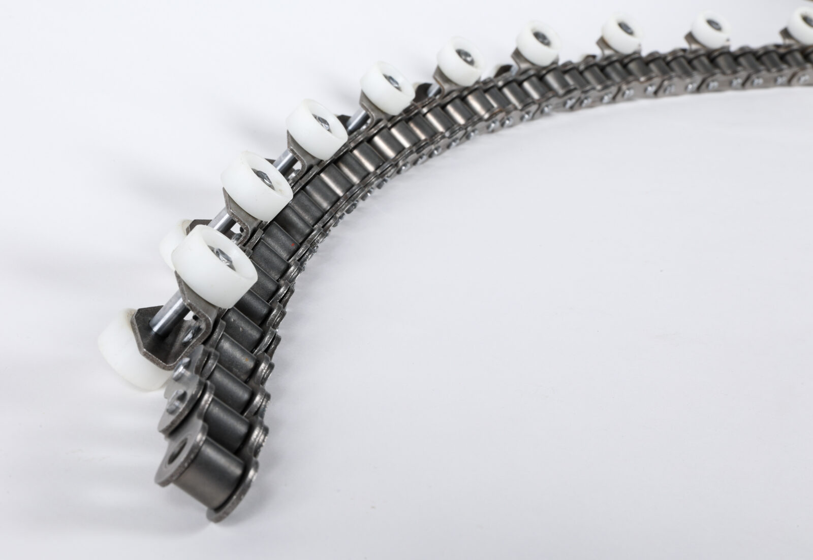 Side bow overhead conveyor chain